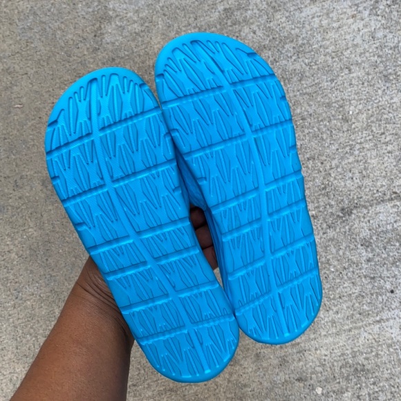 EUC WMNS NIKE BENASSI SOLARSOFT SLIDES
JDI TEALS AQUAS WHITES LIMIT RARE COLOR - Picture 7 of 9